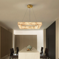 Lustre LED moderne en albâtre naturel carré monocouche avec cadre métallique pour salon, hall d'entrée et projets hôteliers