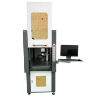 Machine de marquage laser à fibre avec un boîtier fermé et une palette de couleurs gris et blanc ; capable de graver les alliages d'aluminium