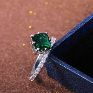 Anello con accento verde smeraldo da donna, minimalista ed elegante, accessorio da dito per feste, idea regalo - Product Image 4