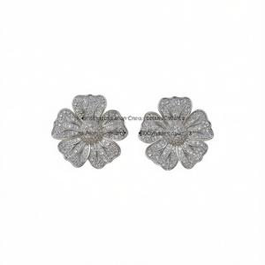 Orecchini a Perno E3573 in Oro Bianco con Fiore, Cristalli e Strass, Micro Incastonatura, Classici da Donna per Uso Quotidiano - Product Image 1