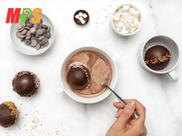 Bombes de chocolat chaud pour la Saint-Valentin, en forme de boule, au caramel, au cacao, aux guimauves, à la confiture et aux noix