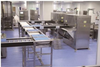 Ligne de production haute performance 12000 BPH pour le remplissage et le moulage par injection-soufflage de bouteilles PP de solution saline 0,9%