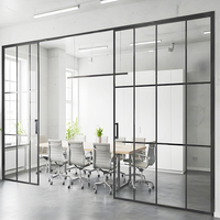 Cloisons en verre encadrées par aluminium clair pour maintenir une sensation ouverte tout en définissant clairement différentes zones de travail