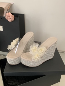 Nouvelles sandales d'été 2025 à fleurs perlées, mules décontractées en TPU à talon compensé, talons très hauts style Europe et Amérique - Product Image 5
