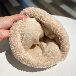 หมวกป้องกันหูแบบหนาหมวกถักผ้ากำมะหยี่ขนหมีตัวเล็กป้ายโลหะ - Product Image 5