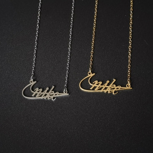 Sophisticated gold name pendant of the 