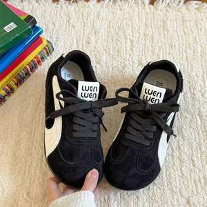 Chaussures de style basket Xiaoyue pour femmes, en daim noir, respirantes, semelle en caoutchouc, baskets plates, vêtements décontractés pour les loisirs - Product Image 5