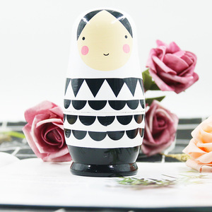 La fábrica vende directamente la muñeca de madera en blanco y negro, juguetes rusos de cinco capas para niños, muñeca anidada - Product Image 4