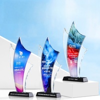 Trophée personnalisé en cristal K9 – Design moderne en forme de flamme avec revêtement coloré pour la reconnaissance annuelle des services et les anniversaires