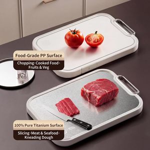 Planche à découper portable en titane pur, anti-moisissure, antibactérienne, antidérapante, pour cuisine domestique et camping en extérieur, idéale pour la préparation de glace - Product Image 3