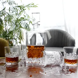威士忌酒瓶套装，带4个威士忌酒杯，礼品盒容量无铅水晶透明玻璃威士忌酒杯酒瓶