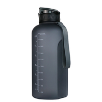 Bouteille d'eau avec ouvre-bouteille à minuterie, bouteilles d'eau en polypropylène transparent sans BPA, bouteille d'eau de 2,2 l avec bec verseur
