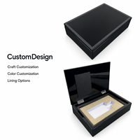 Boîte cadeau en MDF noir brillant personnalisée pour parfum, avec couvercle rabattable, emballage pour flacon, support pour personnalisation de la doublure intérieure colorée.