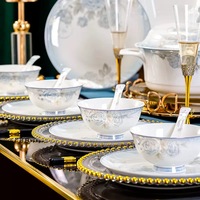 Service de table en porcelaine fine à bord doré, assiettes et bols élégants à motifs floraux gris en relief, collection de vaisselle de mariage de style royal