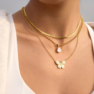 Collar con colgante de mariposa en tono dorado con incrustaciones de diamantes de imitación para mujer, accesorio de regalo de joyería de moda - Product Image 2