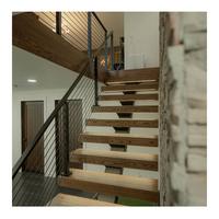 Escalier droit mono-rampe avec garde-corps personnalisé en acier et verre, composants en bois naturel, escalier intérieur moderne pour appartement