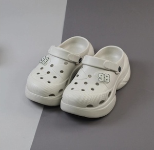 Zapatos con orificios de ventilación, disponibles en stock para pedidos al por mayor, <span class=keywords><strong>zuecos</strong></span> de playa impermeables con suela gruesa, <span class=keywords><strong>zuecos</strong></span> de jardín, tallas grandes, elegantes zapatos perforados. - Product Image 6