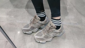 Vente en gros de chaussures de sport décontractées de luxe de haute qualité 9060, de marque de créateurs. Chaussures de course à plateforme tendance pour hommes. - Product Image 2