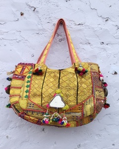 Bolsos Artesanales de Estilo Global Fusion, Bordados con Espejos Banjara Antiguos, Bolso de Hombro Étnico Gitano para Mujer - Product Image 1