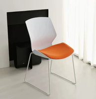 Chaise d'entraînement monobloc moulée en plastique empilable avec dossier rembourré pour bureau, école, conférence, réunion, événement