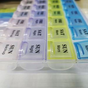 Boîte à pilules hebdomadaire en plastique, petite, 28 compartiments, organisateur 7 jours, couleurs arc-en-ciel - Product Image 3