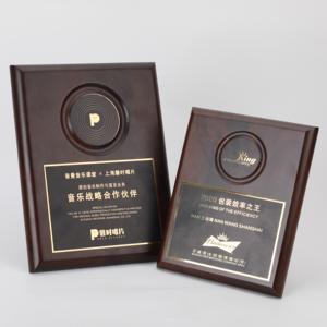 Trofeo Ecológico Sostenible de Madera de Nogal con Texto Grabado para Campañas Ambientales e Iniciativas Ecológicas - Product Image 1