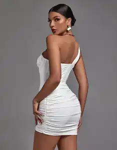 2024 produzione di abbigliamento su misura all'ingrosso donna estate bianca monospalla taglio ballo corto Mini abito aderente