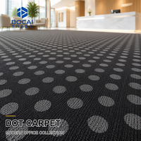 Dalles de moquette en polypropylène 50x50cm à poils bouclés, modulaires carrées pour projet de garage, personnalisables OEM