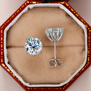 Orecchini a Perno con Corona e Fiore per Donne, con Accenti in Cristallo, Accessori Classici e Delicati per Uso Quotidiano - Product Image 1