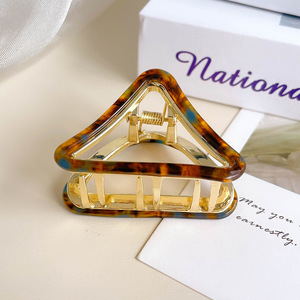 YHJ Popular estilo de moda coreana hueco triángulo <span class=keywords><strong>Metal</strong></span> garra <span class=keywords><strong>Clip</strong></span> 5,3 cm Retro luz lujo elegante mujeres acetato pinza de pelo - Product Image 6