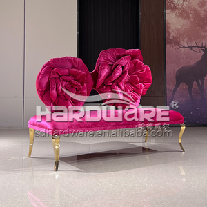 Divano Matrimoniale con Schienale a Forma di Rosa, Design Rosa e Rosso per Innamorati - Product Image 2