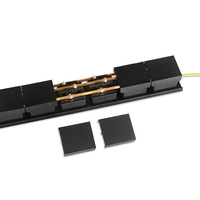 Multiprise universelle 8 voies avec protection contre les surtensions, montage en rack 1U, barre de cuivre intégrée, interrupteur, couvercle SPD, LED jaune, protections d'angle