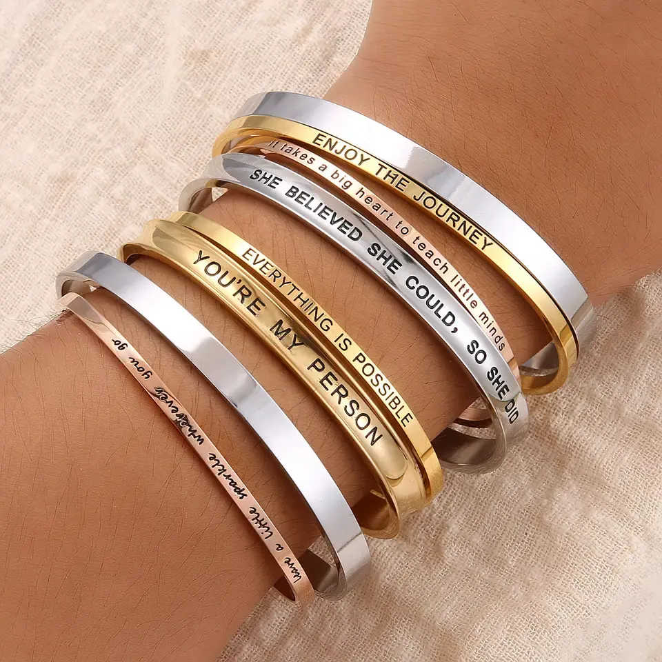 Mode Custom Goud Kleur Inspirerende Sieraden Gepersonaliseerde Positieve Quote Gegraveerde Manchet Bangle Aangepaste Naam Armband