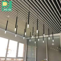 Plafond à lamelles en aluminium en forme de U au design industriel, avec bande décorative intérieure en métal à grain de bois, dalles uniques en aluminium à lamelles