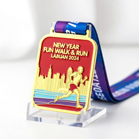 Médaille rectangulaire arrondie plaquée or personnalisée avec émail rouge doux et silhouette 3D de la ville pour la course de Nouvel An et la marche urbaine – Récompense de fin de course