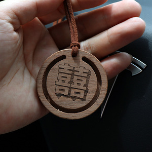 Pendentif d'aromathérapie en bois gravé, noyer noir, diffuseur d'air suspendu pour voiture, maison, bureau, cadeau, design personnalisé RH 0028 - Product Image 1