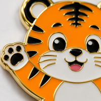 Badge de revers moderne en émail dur, motif lion de dessin animé mignon, design animalier Kawaii personnalisé, finition miroir lisse, plaqué or, vente en gros