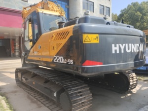 Excavadora de cadenas usada Hyundai 220lc-9s original de 22 toneladas con motor, caja de cambios, bomba y PLC - Venta en stock - Product Image 4