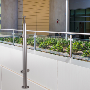Barandilla de Escalera Moderna en Ángulo, <span class=keywords><strong>Varilla</strong></span> de Metal de Acero Inoxidable 304, Manijas de Escalera Montadas en el Piso de PVC, Color Personalizable, Garantía de 5 Años - Product Image 1