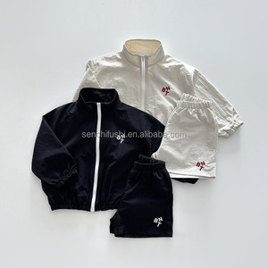 Ensemble short et veste légère décontractée pour enfants coréens d'été D692, avec inscription élégante - Product Image 1