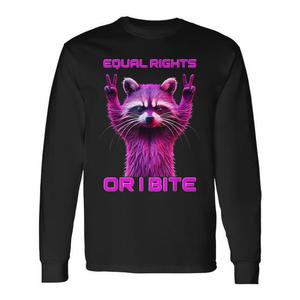 Camiseta de manga larga con estampado de mapache feminista y de igualdad para expresar tu postura sobre la igualdad - Product Image 1