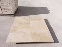 Carreaux de travertin ivoire classiques, finition polie, pierre naturelle de Turquie, découpe naturelle 400x400mm, pour usage en villa, antidérapants, résistants aux acides.