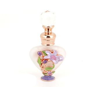 Botella de perfume de vidrio de color rosa romántico en forma de corazón con base dorada y tapón de cristal. - Product Image 5