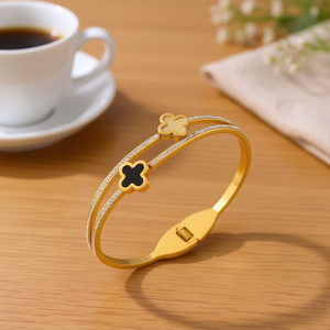 Bracciale in acciaio inossidabile con due piccoli fiori color oro, regolabile, gioiello alla moda per donna - Product Image 2