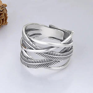 Anillo de Acero Inoxidable con Patrón de Plumas T0655, Joyería Moderna Unisex, Accesorio de Moda para Regalo - Product Image 3