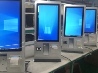 Kiosque de paiement de bureau 15,6 pouces, machine POS, écran tactile 21,5 pouces, kiosques en libre-service, SDK activé, kiosque de restaurant sur pied 32 pouces