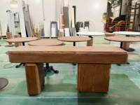 Table de présentation longue en bois massif pour hall d'entrée, comptoir d'exposition d'échantillons pour club d'affaires, personnalisation de mobilier de présentation pour toute la surface du magasin