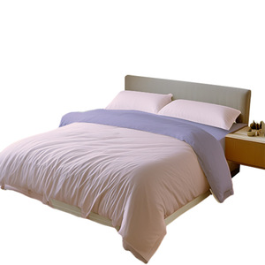 Ensemble de quatre pièces de literie jetable (drap, housse de couette, taie d'oreiller et couvre-lit) pour hôtel et voyage, en coton épais - Product Image 1