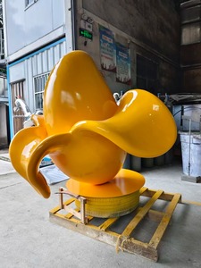 Sculpture géante en résine durable personnalisée en forme de peau de banane pour l'affichage commercial et la promotion de la marque - Product Image 2