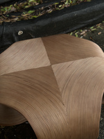 Table basse en bois massif avec cadre en bois clouté à la main, revêtement complet intérieur et extérieur, fabrication artisanale